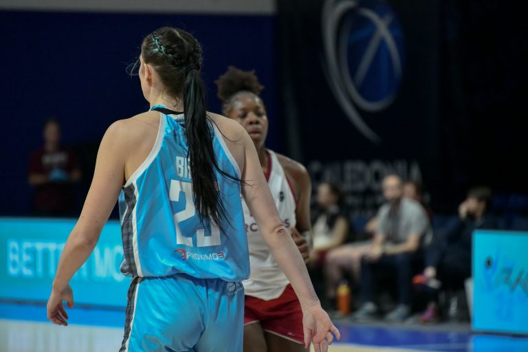 caledonia gladiators player, kirsty brown playing basketball